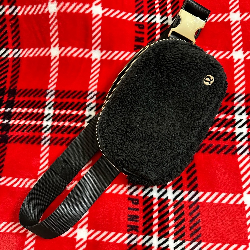 EXCELLENT CONDITION Black Sherpa LuluLemon Belt Bag with Gold accents